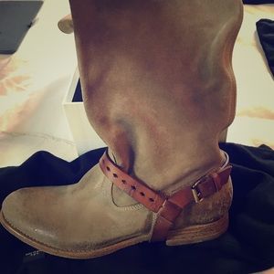 Mid boots in leather and suede. Size 6